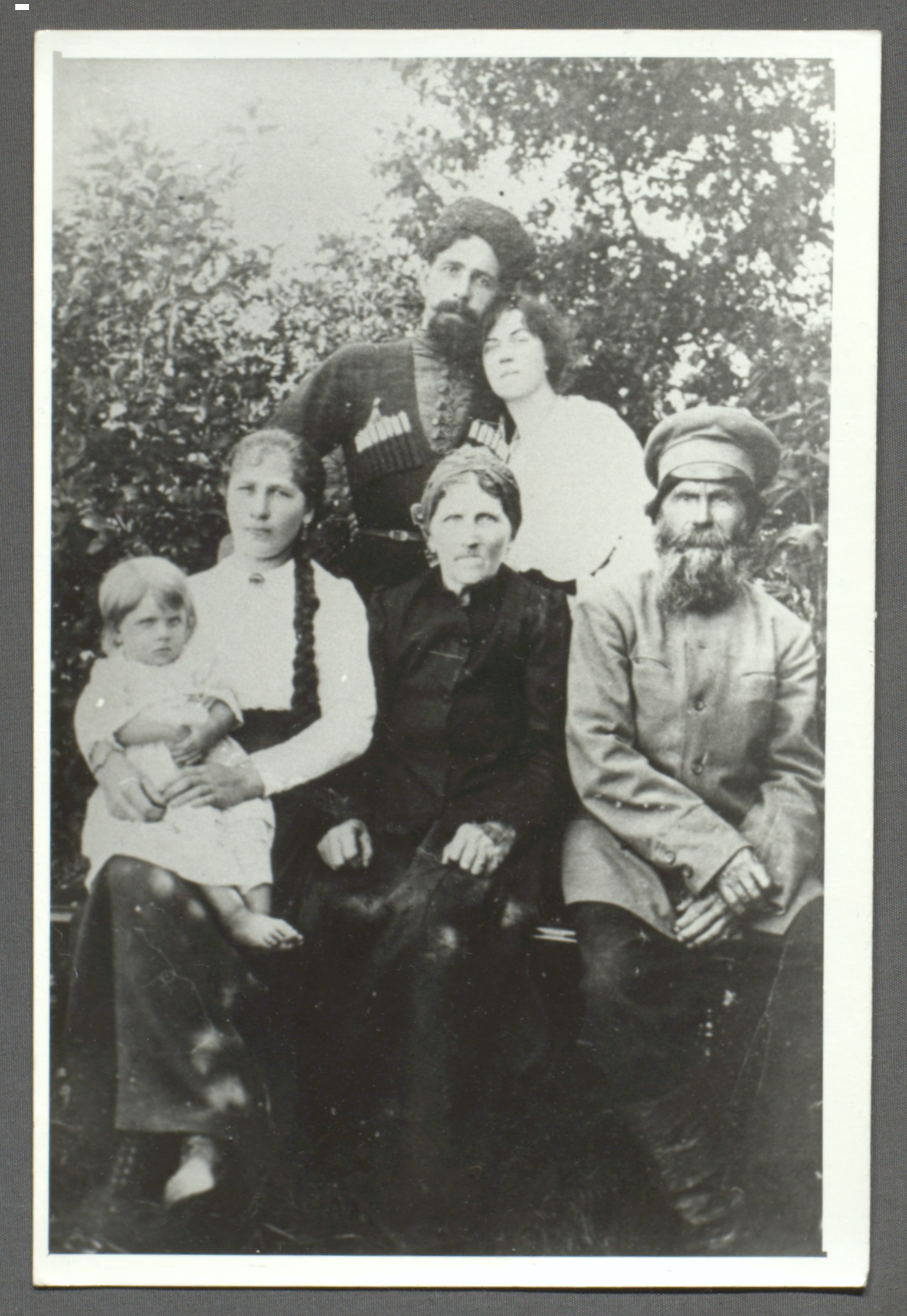 А.М. Коллонтай с семьей П.Е. Дыбенко. Украина. 1919 г. Фотография. РГАЛИ. Ф. 2871. Оп. 2.