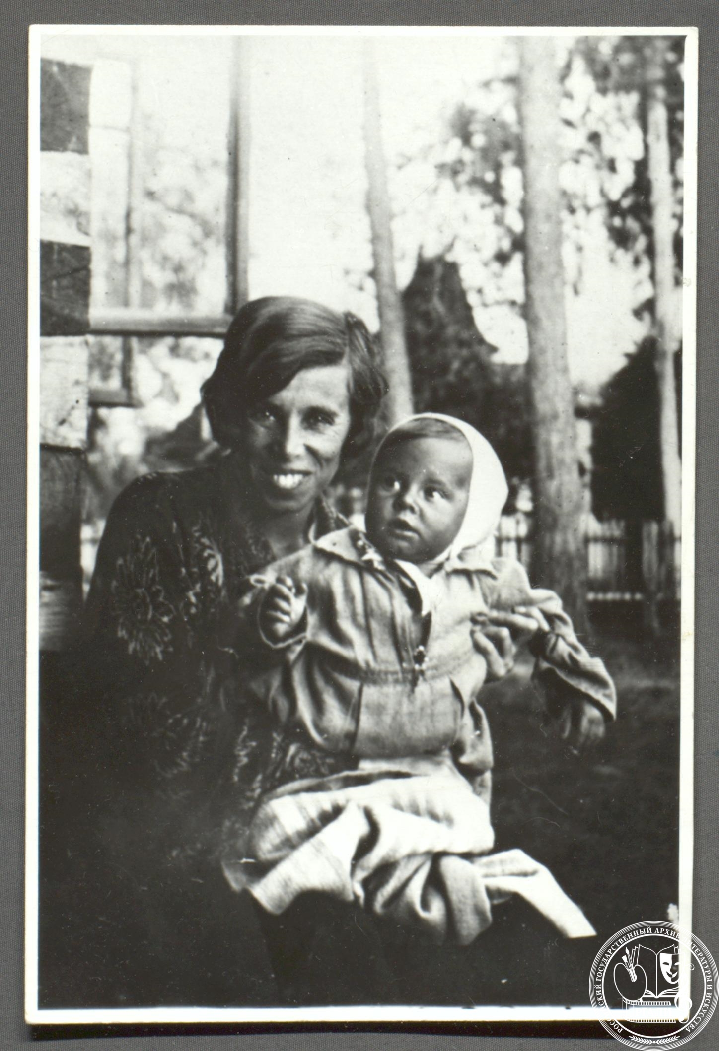 Р.Я. Райт с дочерью Маргаритой. Конец 1920-х гг. Фотография. РГАЛИ, ф. 3092.