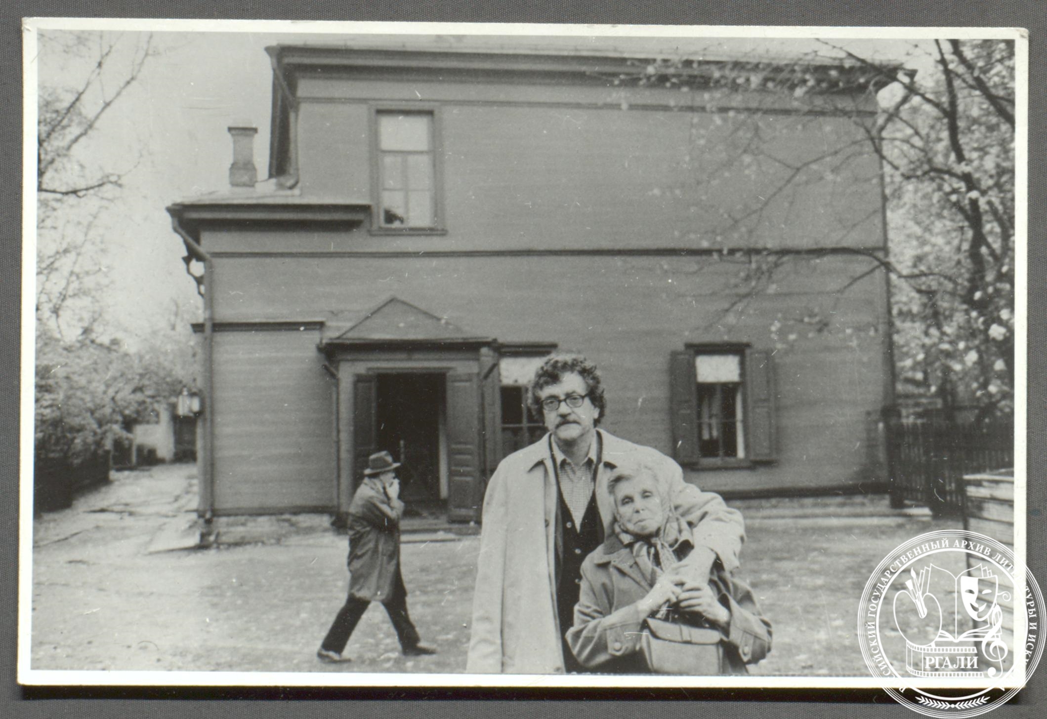 Р.Я. Райт в группе с К. Воннегутом. Фотография. [1977 г.] РГАЛИ, ф. 3092.