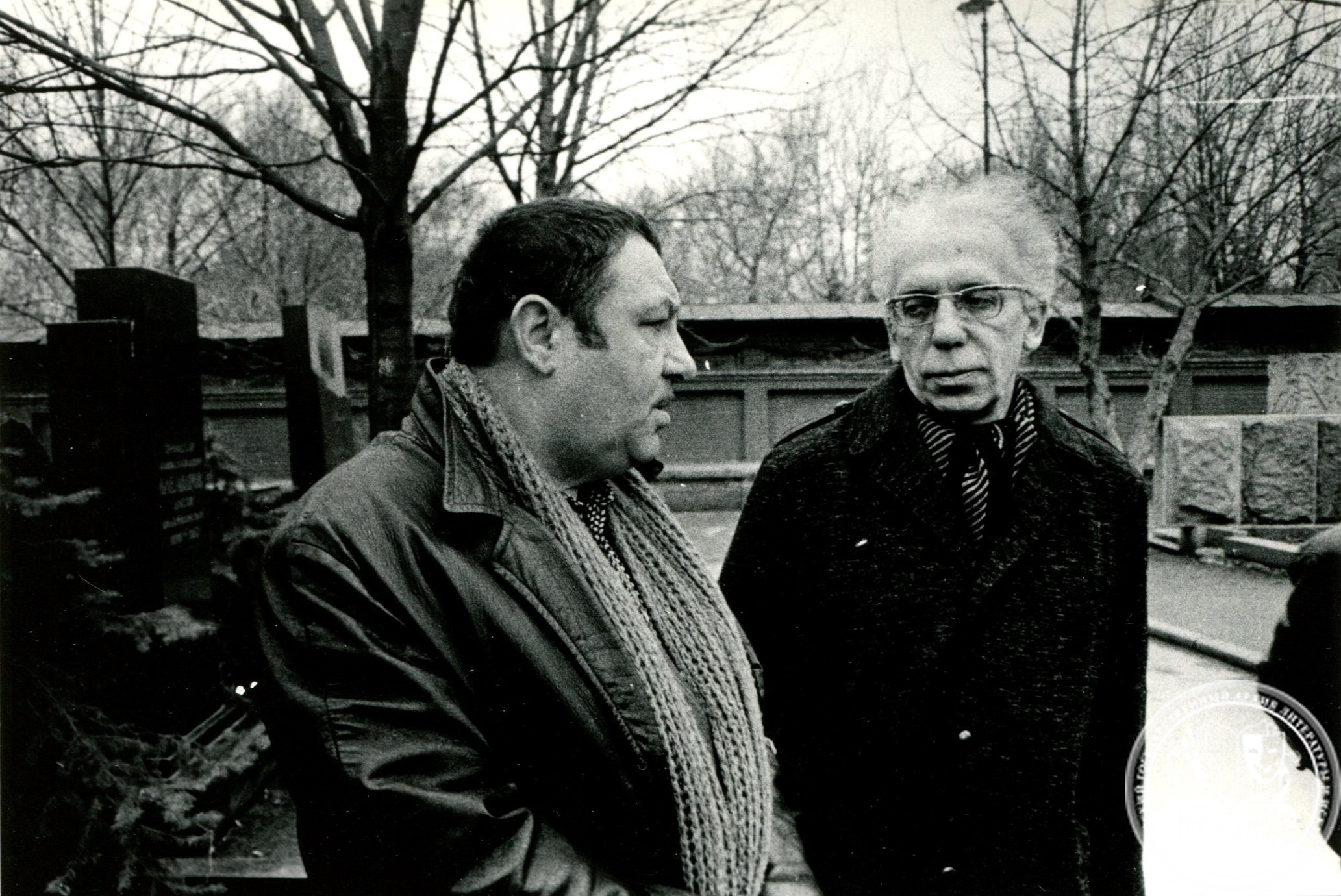 Фотография Д.С. Данина с Э.И. Неизвестным на открытии памятника Л.Д. Ландау на Новодевичьем кладбище. Начало 1970-х гг. РГАЛИ. Ф. 3149.Оп. 1.