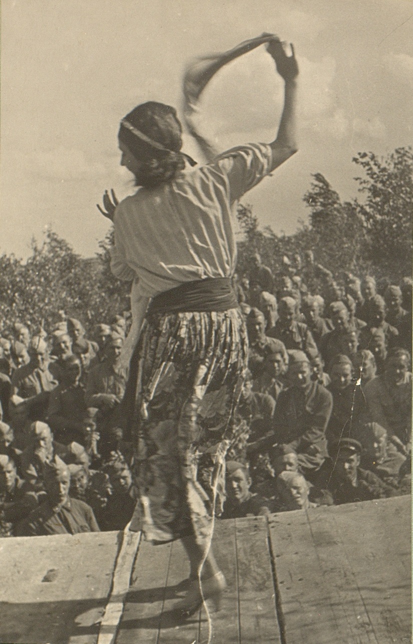 Артисты на фронтовых дорогах: 1943-1945 годы