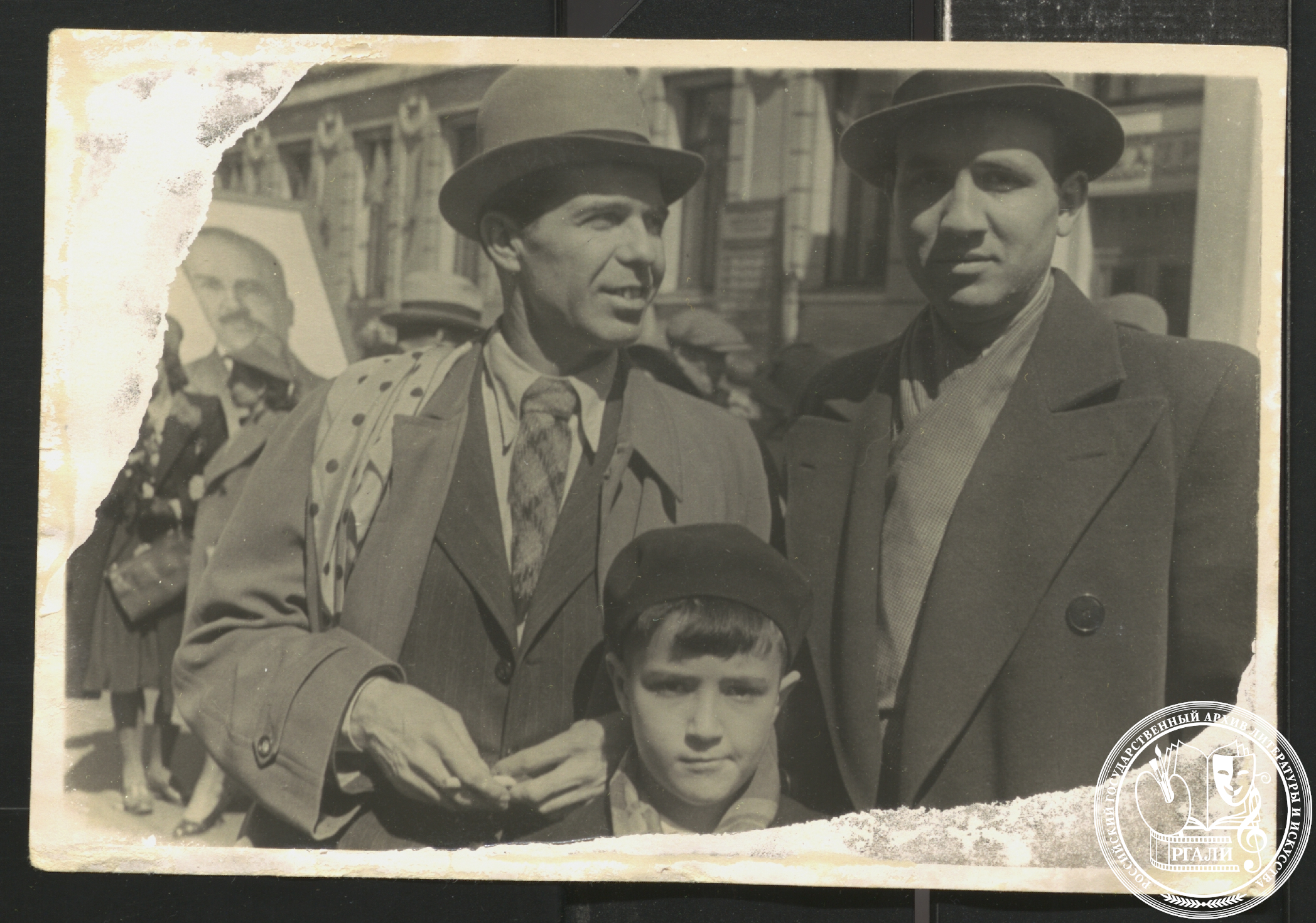 Фотография М.Б. Храпченко (справа) во время демонстрации. 1940-е гг. РГАЛИ. Ф. 3068. Оп. 2.