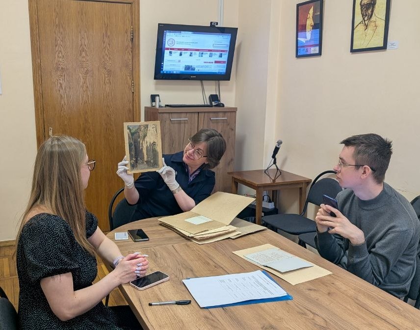 Н.Ю. Ельцова демонстрирует архивные документы.
