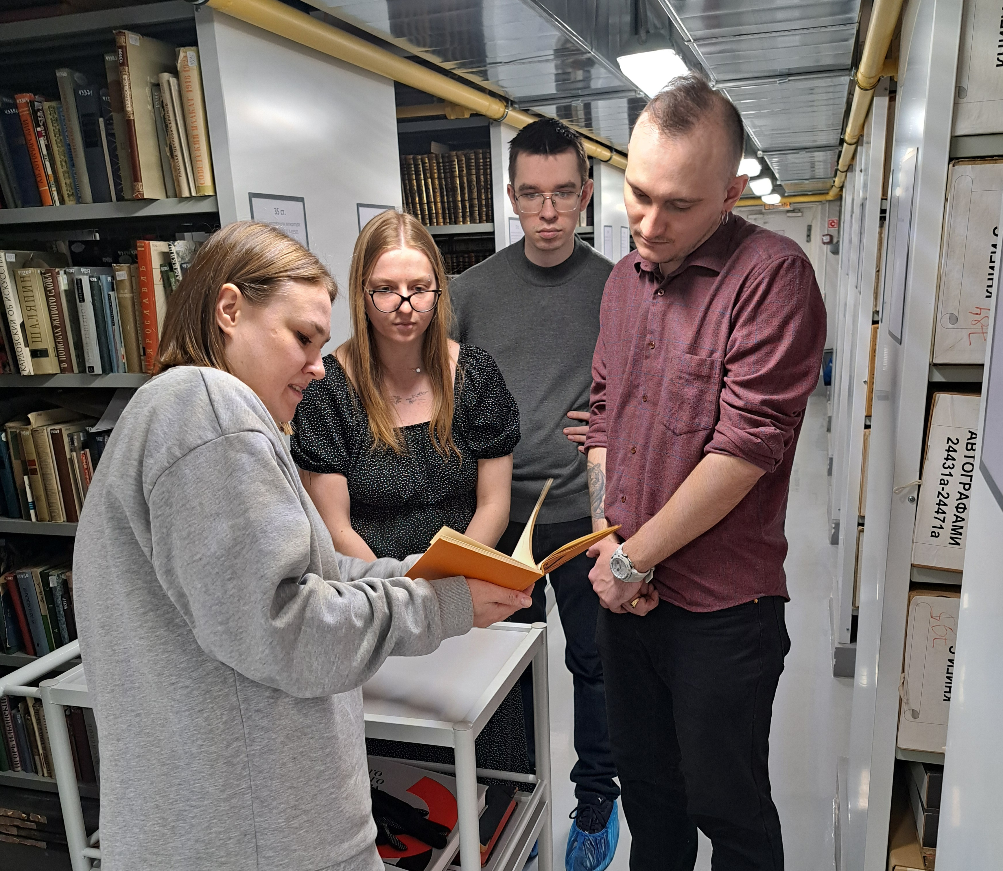 М.В. Шуплецова демонстрирует печатные издания.
