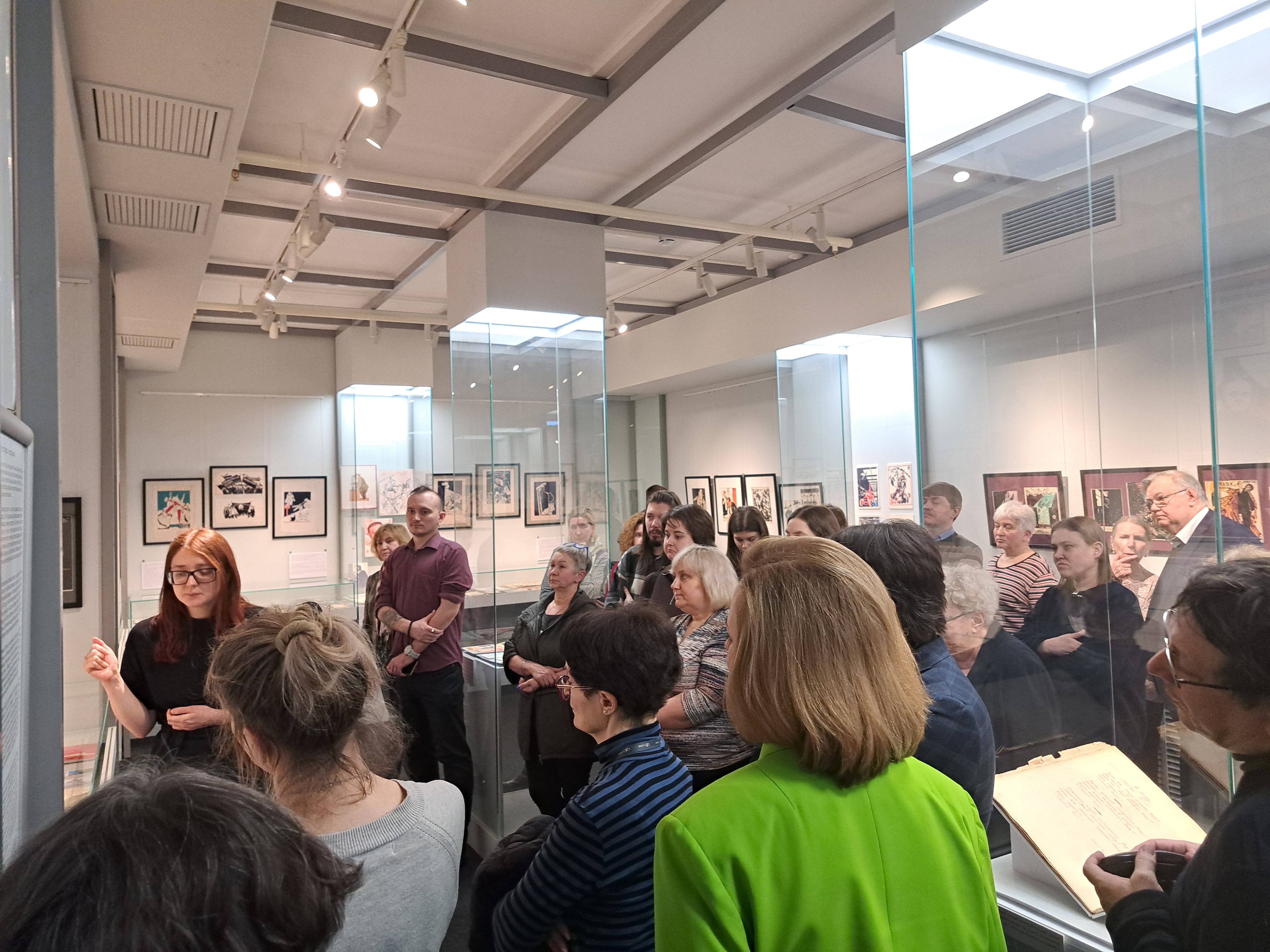 Экскурсию проводит куратор выставки Куксова К.С.