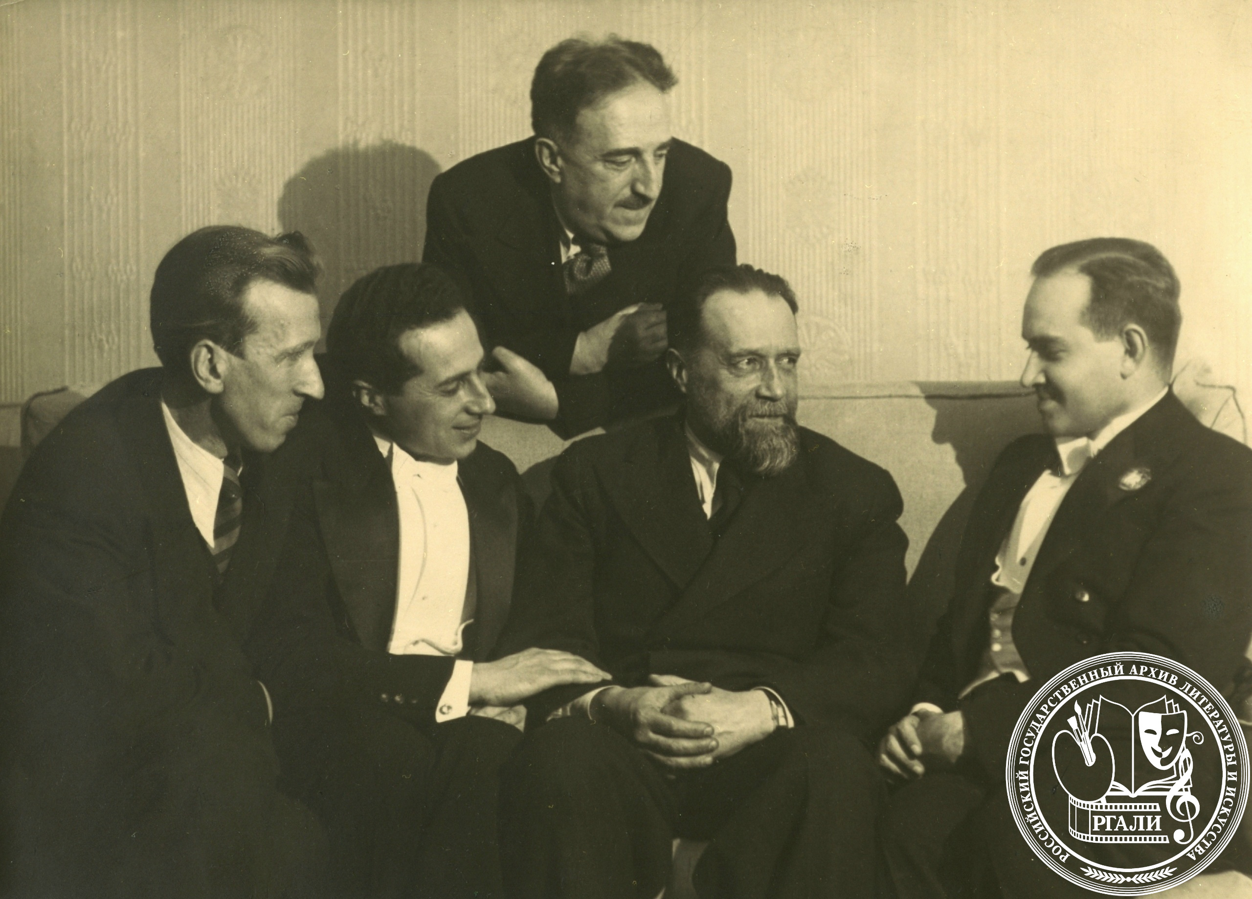 Фотография А.А. Крейна с братьями. Стоят: Александр, Григорий. Сидят слева направо: Давид, Федор, Эфраим. [1910-е гг.]. РГАЛИ. Ф. 2435. Оп. 1.