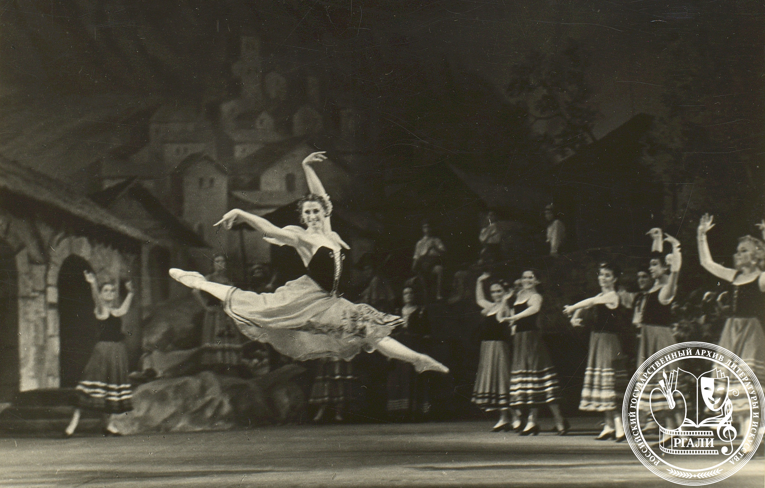 Фотография сцены из спектакля Большого театра «Лауренсия». М.М. Плисецкая в роли Лауренсии. 1956 г. РГАЛИ. Ф. 2579. Оп. 1.