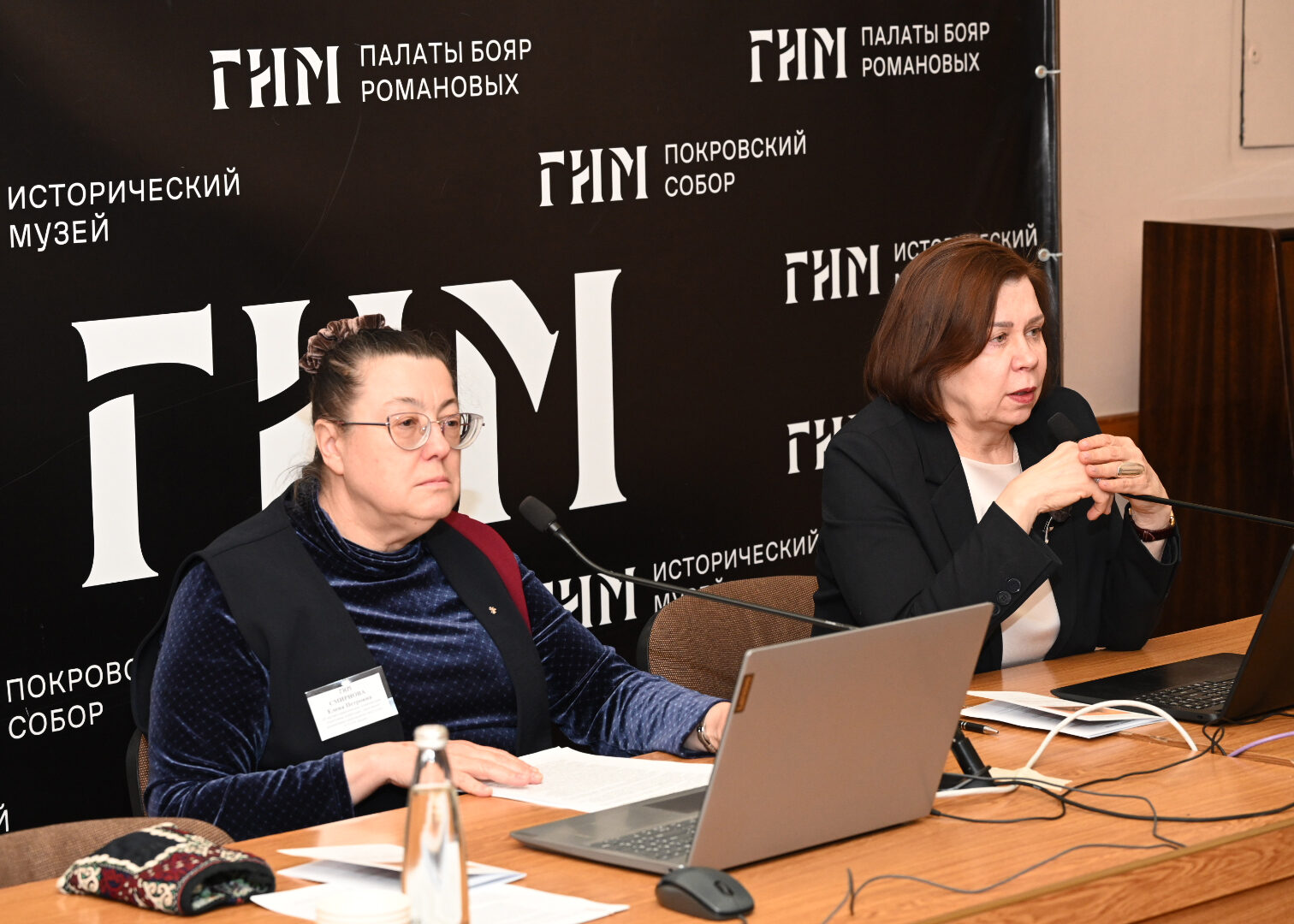 Ведущие заседания конференции: заместитель генерального директора по фондовой работе ГИМ Марина Викторовна Чистякова (справа) и заведующий отделом керамики и стекла ГИМ Елена Петровна Смирнова.