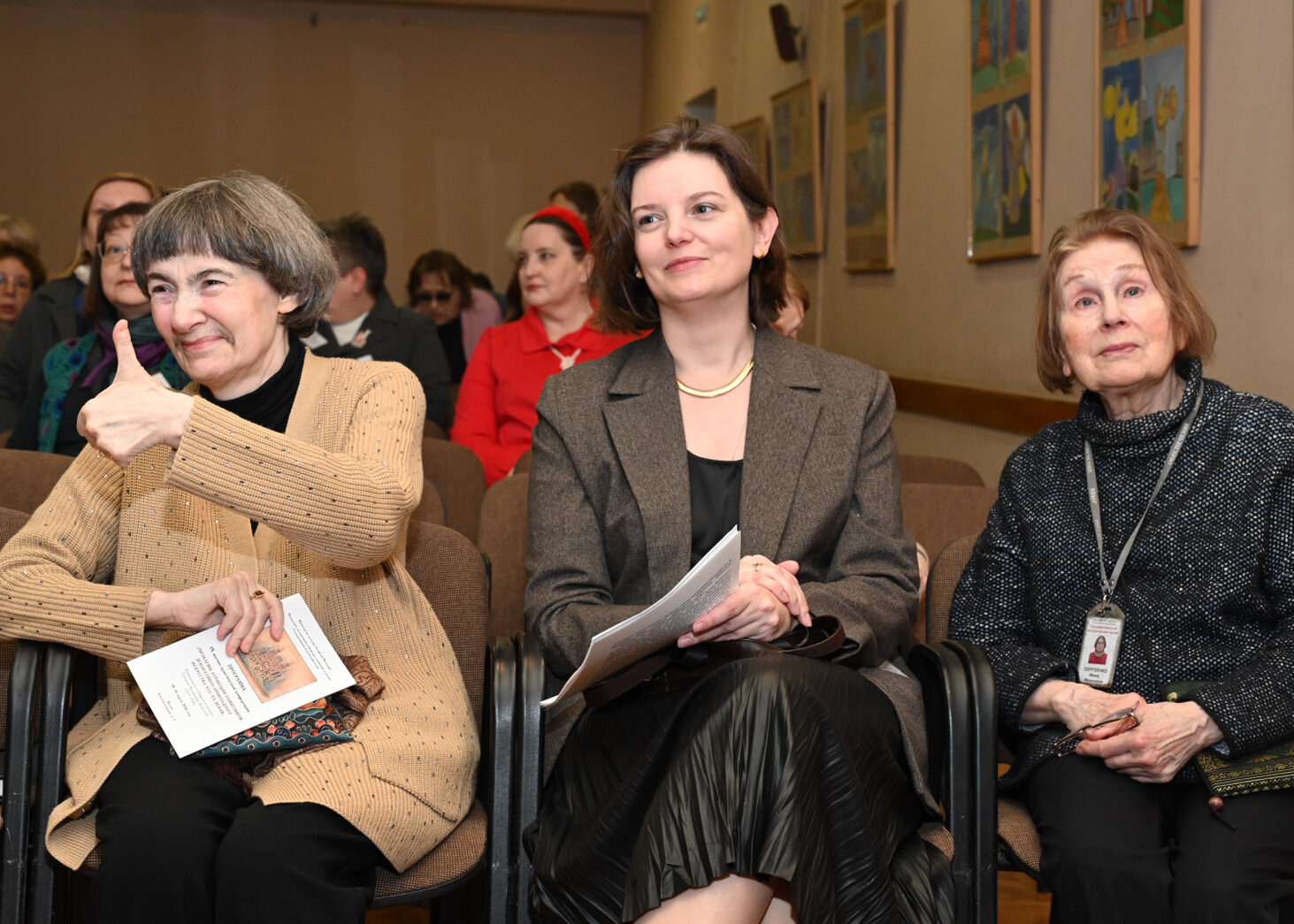 Участники конференции. В центре －научный сотрудник ГИМ и организатор конференции Н. И. Иорданская.