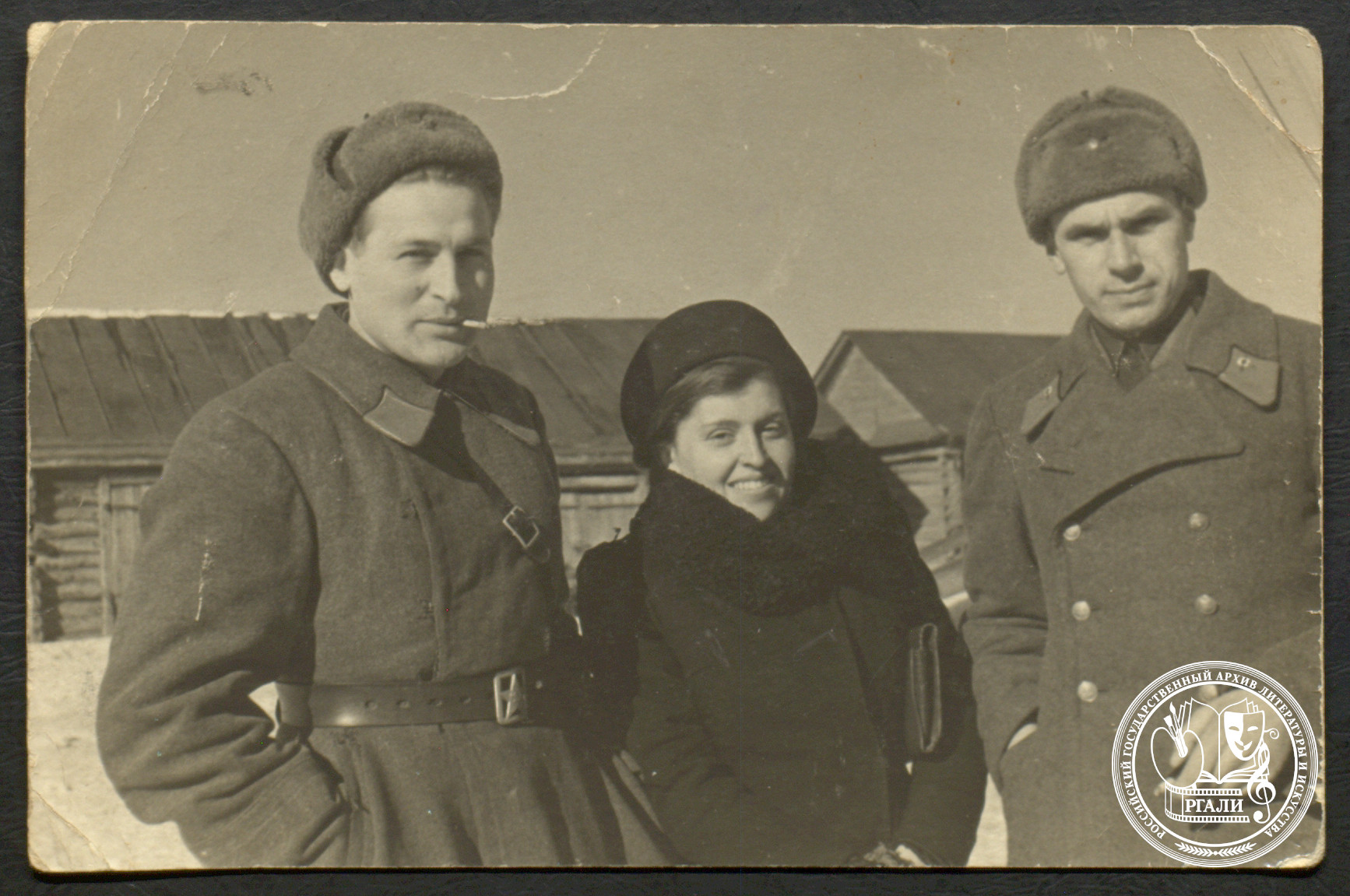 Фотография А.И. Фатьянова (слева) в группе в г. Чкалов. Март 1942 г. РГАЛИ. Ф. 2508. Оп. 1.
