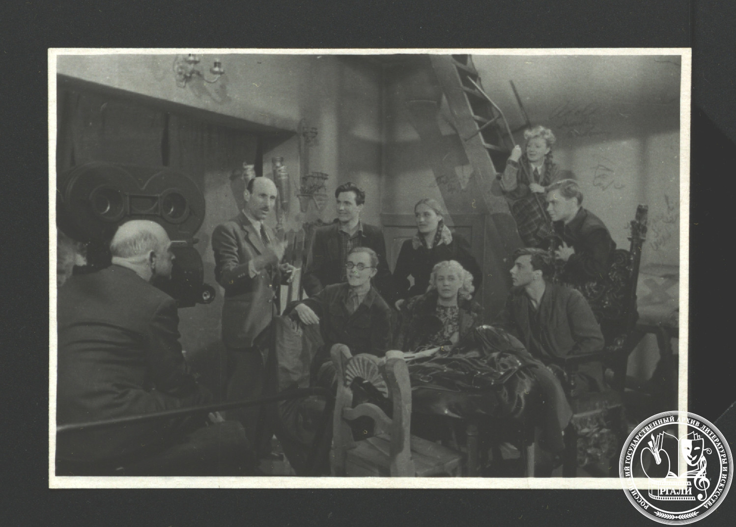 Фотография С.А. Герасимова с актерами на съемках фильма «Молодая гвардия». 1948. РГАЛИ. Ф. 3055. Оп. 1. 