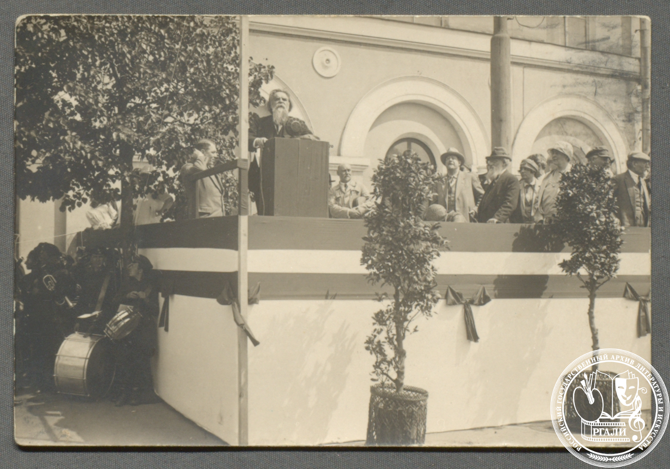 Фотография открытия памятника А.Н. Островскому в Москве. 27 мая 1929 г. (Выступает бывший председатель Литературной секции ГАХН П.Н. Сакулин, среди присутствующих А.В. Луначарский). РГАЛИ. Ф. 3061. Оп. 1