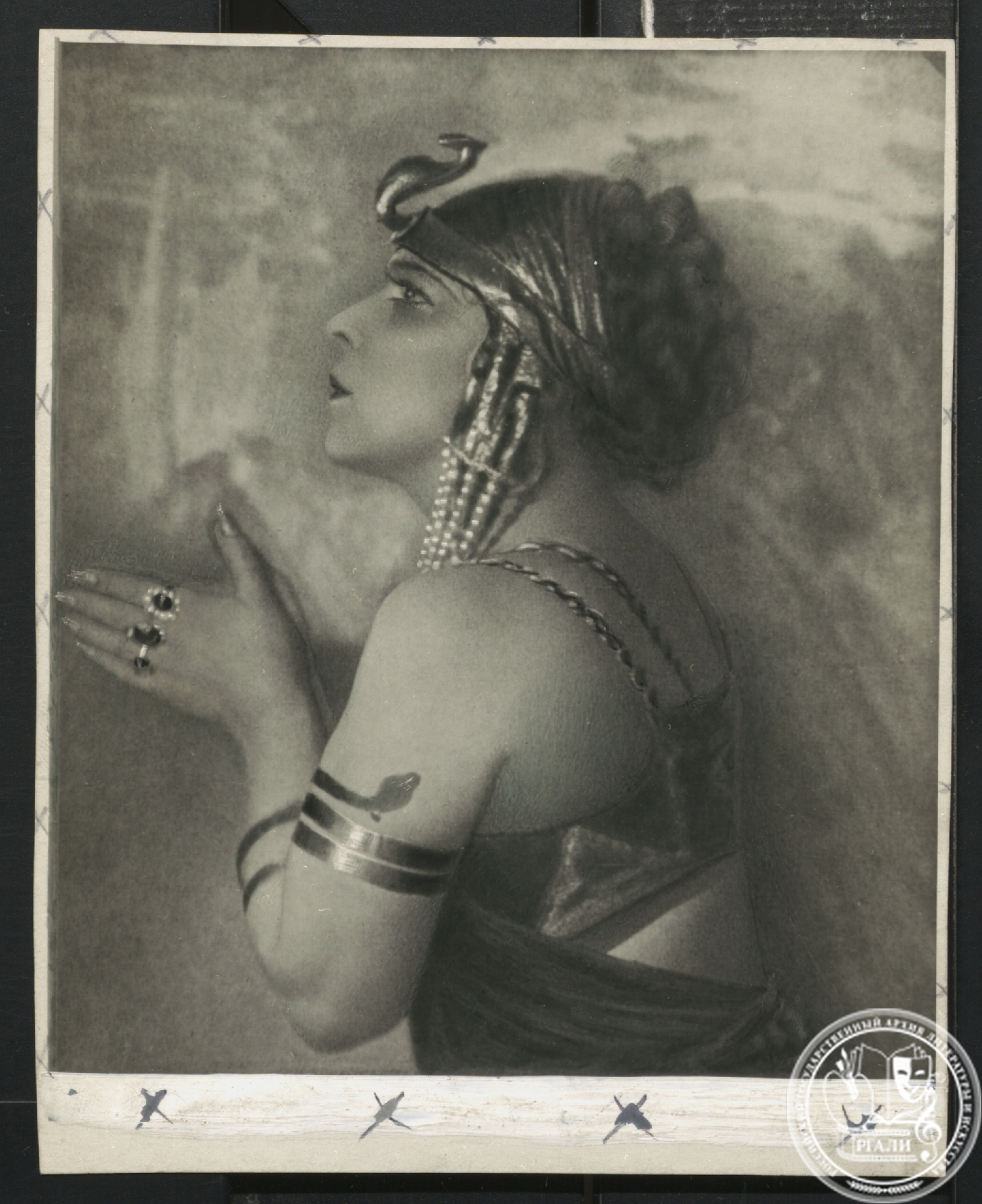 Фотография В.Л. Юреневой в роли Клеопатры. 1920-е гг. РГАЛИ. Ф.2371. Оп.1.