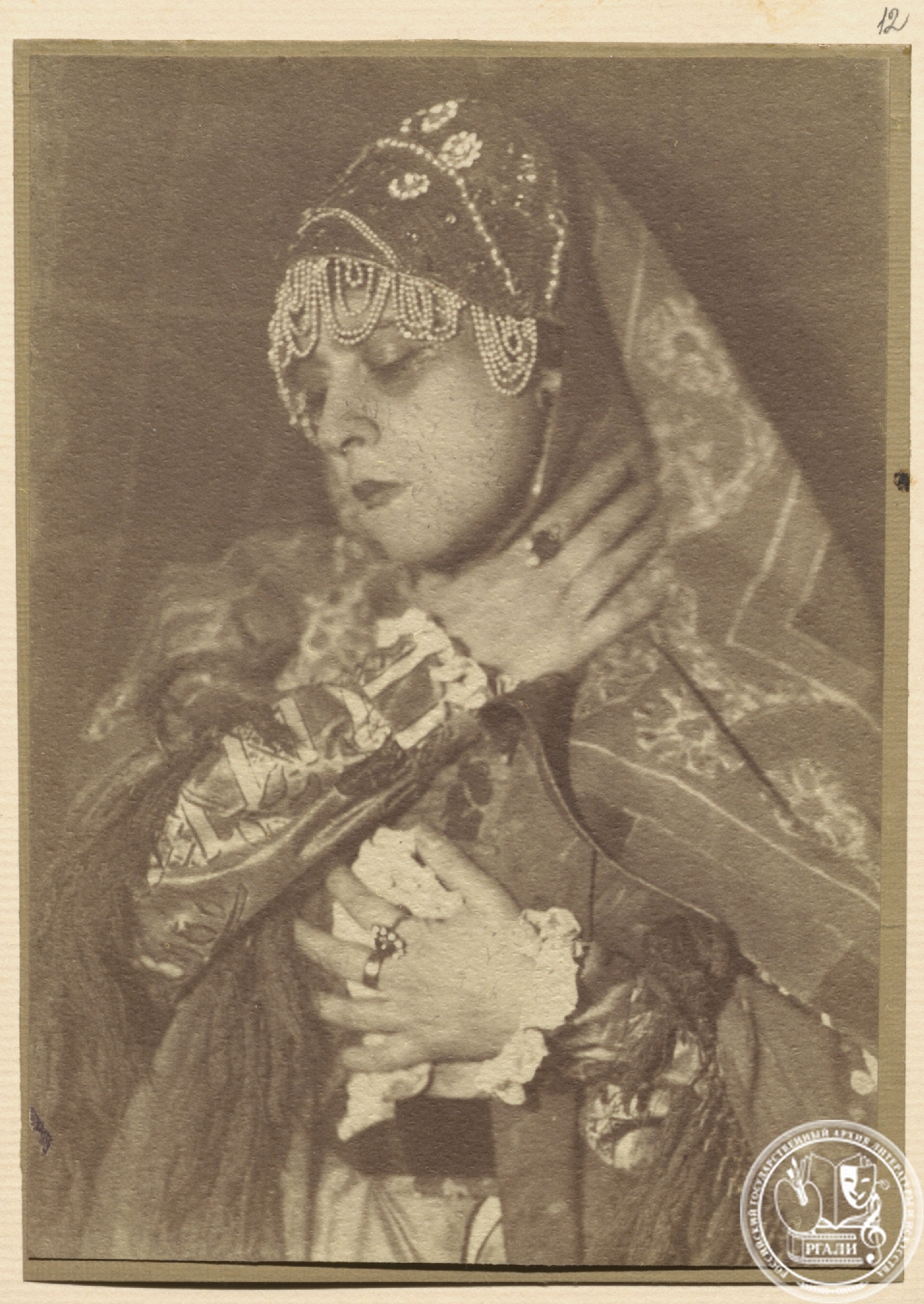 Фотография В.Л. Юреневой в роли в неустановленном спектакле. 1920-е гг. РГАЛИ. Ф.2371. Оп.1.