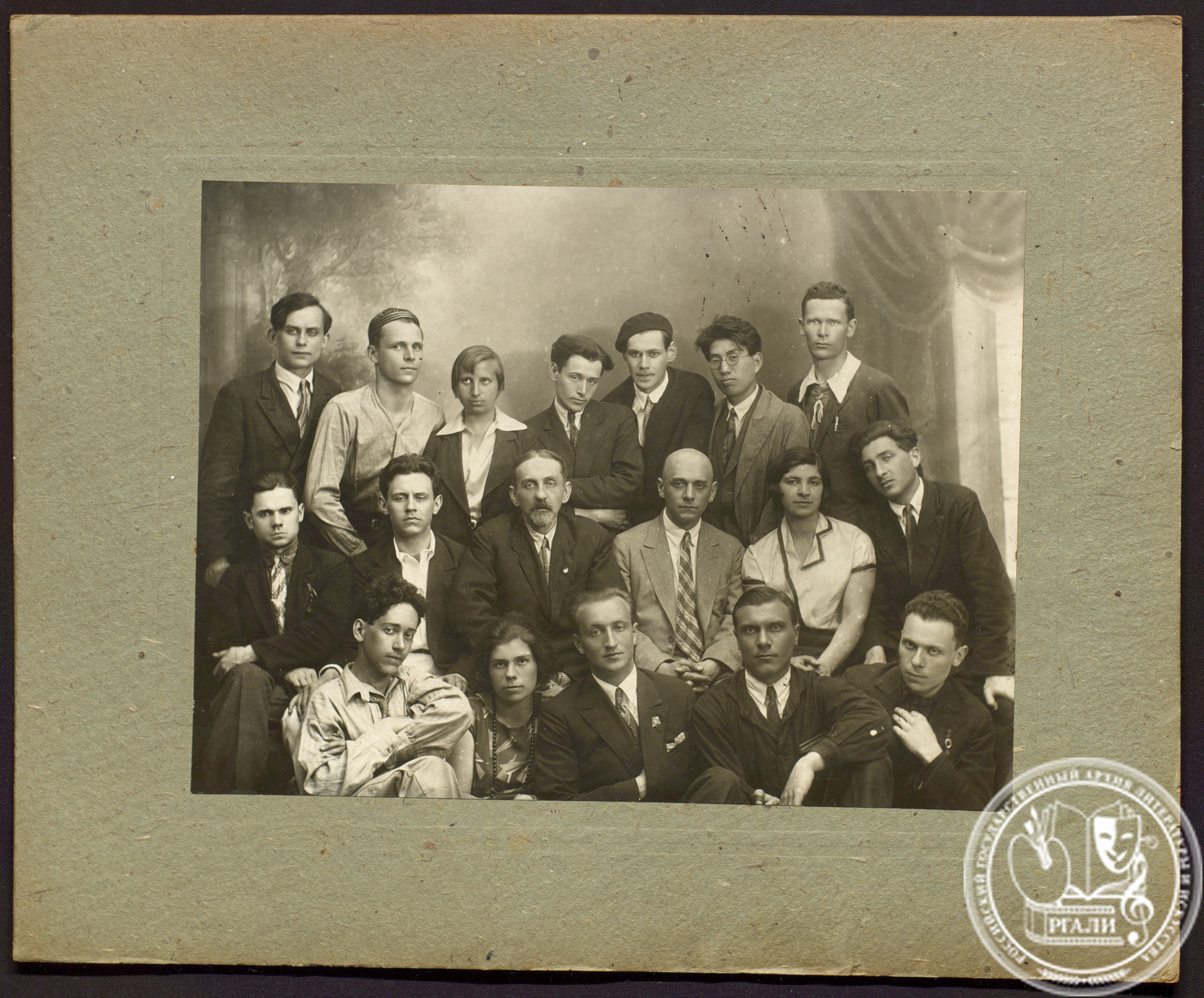 Фотография С.С. Мокульского со студентами Государственного института сценических искусств (слева от него сидит В.Н. Соловьев). 1920-е гг. РГАЛИ. Ф. 2342. Оп. 1.