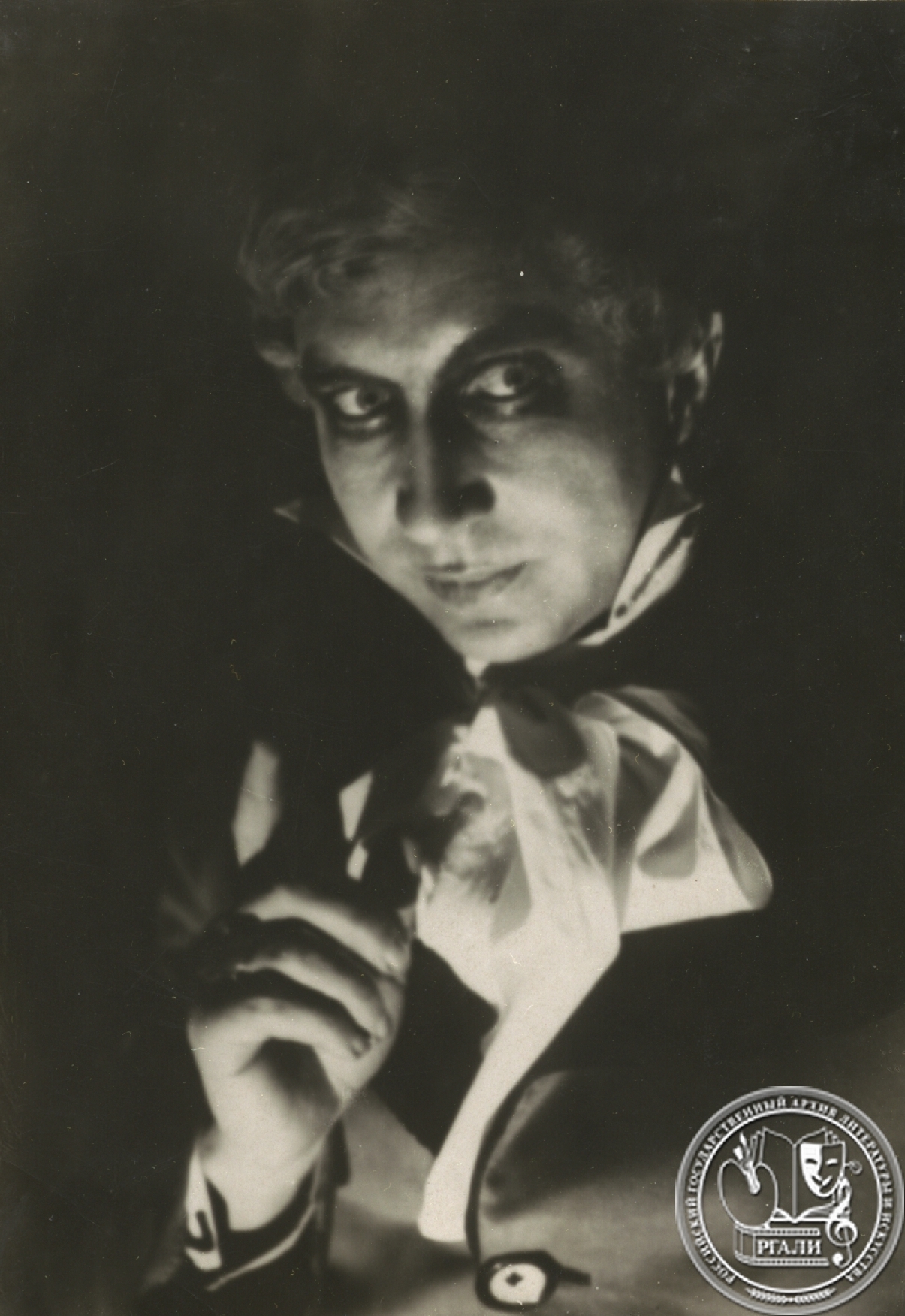 Фотография А.Н. Глумова в роли Автора в спектакле «Сверчок на печи». 1930-е гг. РГАЛИ. Ф.2420. Оп.2.