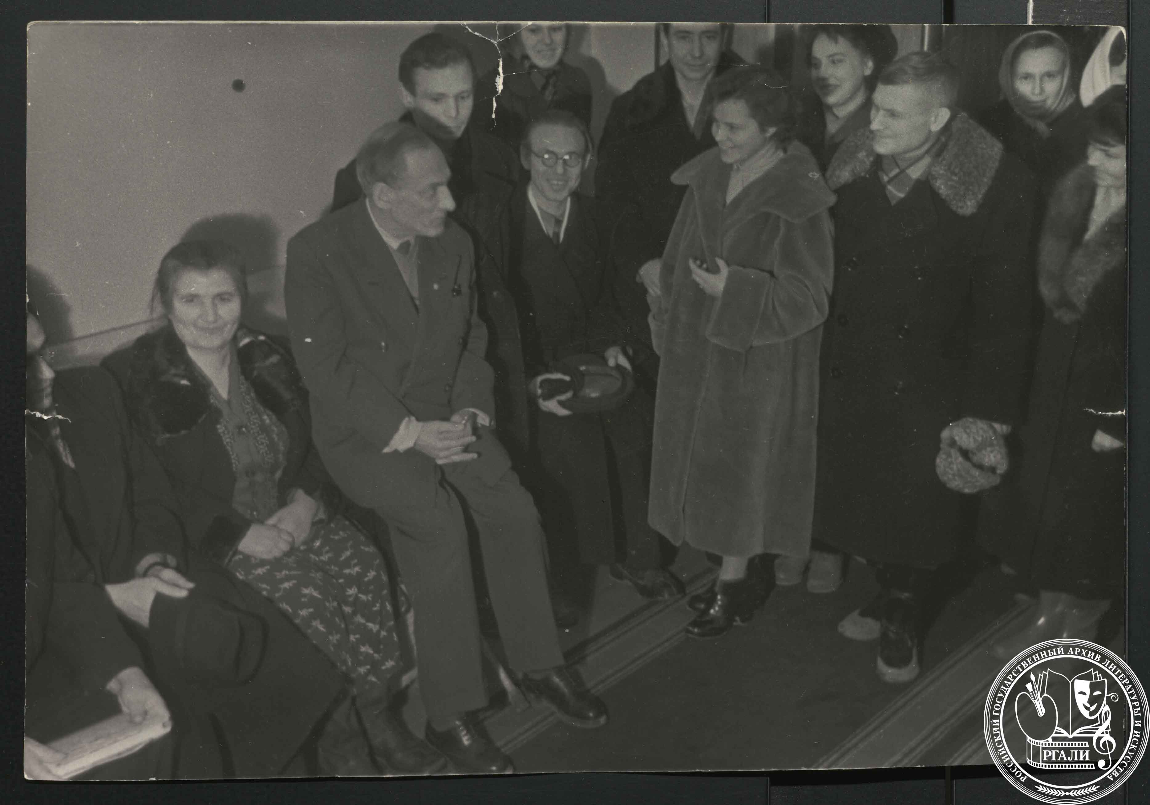 Н.А. Равич с учащимися Университета культуры для строителей МГУ. 1960–1961 гг. РГАЛИ. Ф. 2869. Оп. 1.