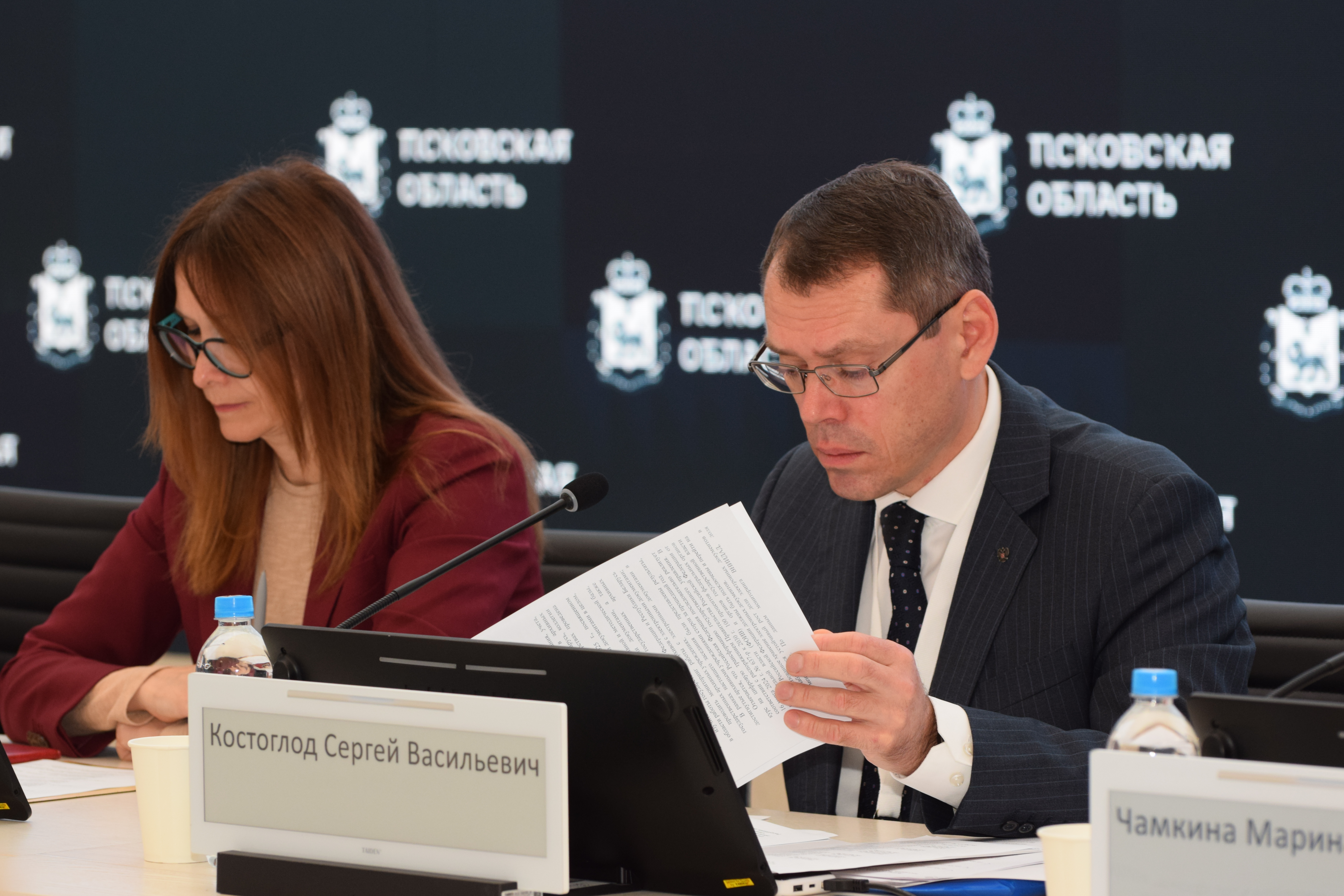 С докладом в зале заседаний Дома правительства Псковской области выступает заместитель Руководителя Росархива С.В. Костоглод. 