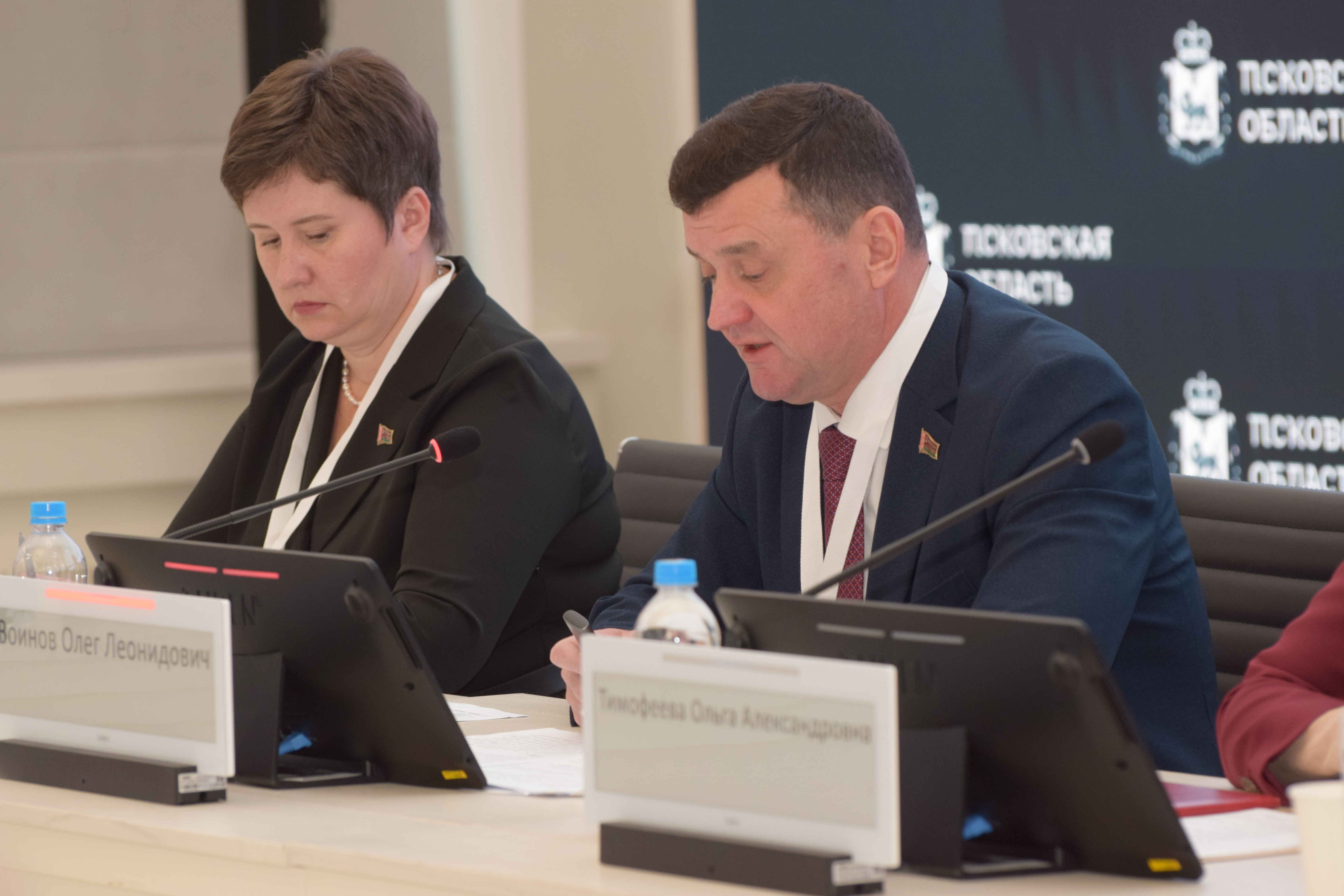 С докладом в зале заседаний Дома правительства Псковской области выступает директор Департамента по архивам и делопроизводству Минюста Республики Беларусь О.Л. Воинов.