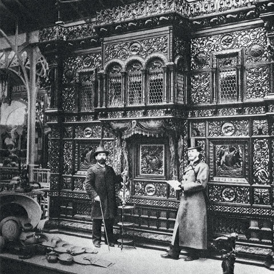 Б. И. Копылов (слева) и Е. Е. Баумгартен у павильона заводов Кыштымского горного округа на Всемирной художественно-промышленной выставке. Париж. Апрель 1900 г.