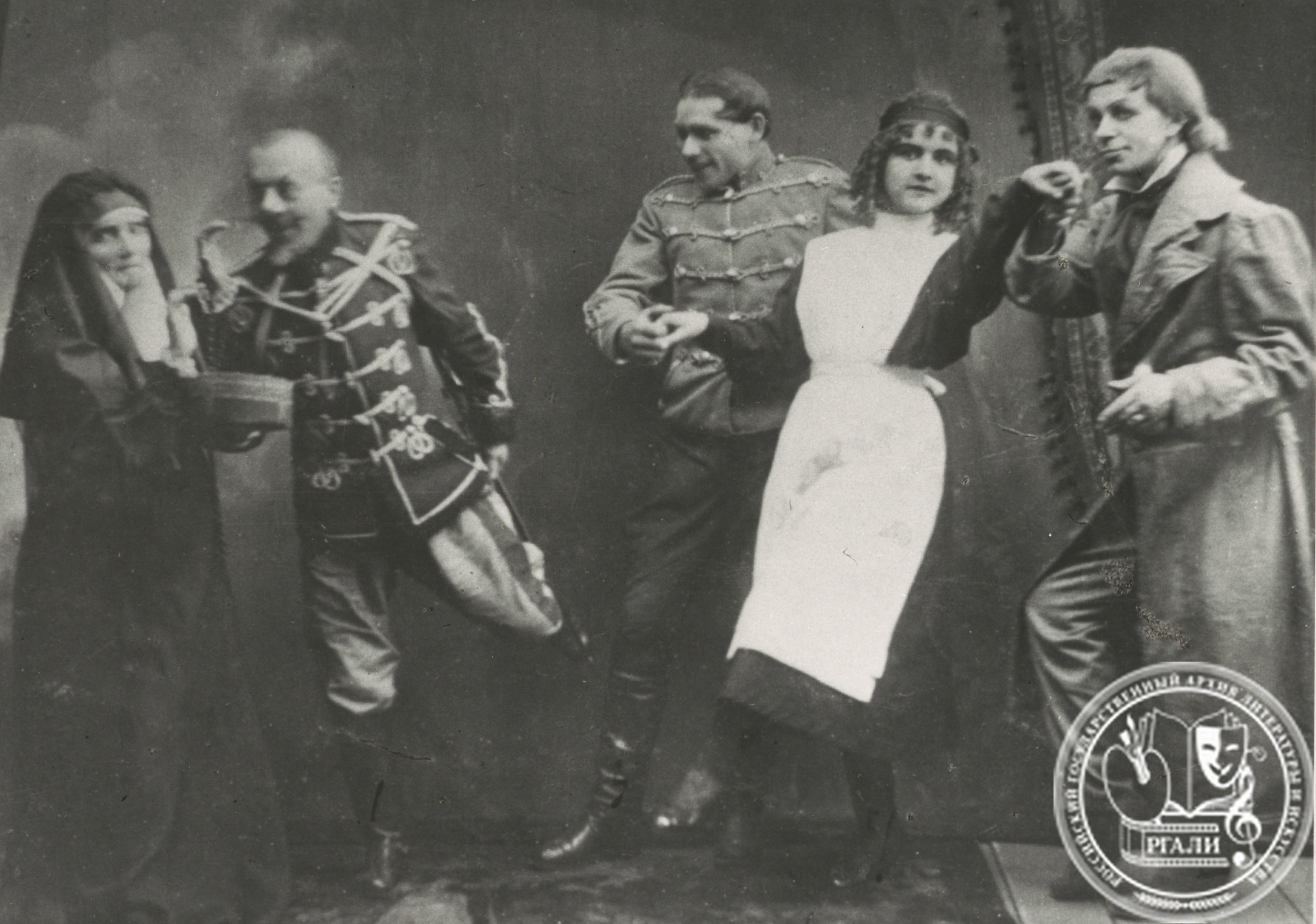 Фотография сцены из спектакля художественного театра Наробраза г. Скопина «Мадемуазель Нитуш». А.Г. Новиков в роли Фернана Шамплатро (в центре). 1921 г. РГАЛИ. Ф. 2031. Оп. 2.